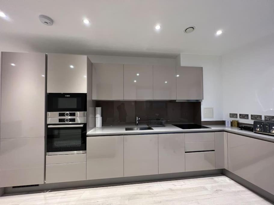 2 Bed Penthouse Style Apartment London Exterior photo